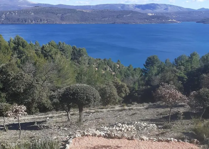 Lakeside Retreat: Croix Du Verdon Apartment *